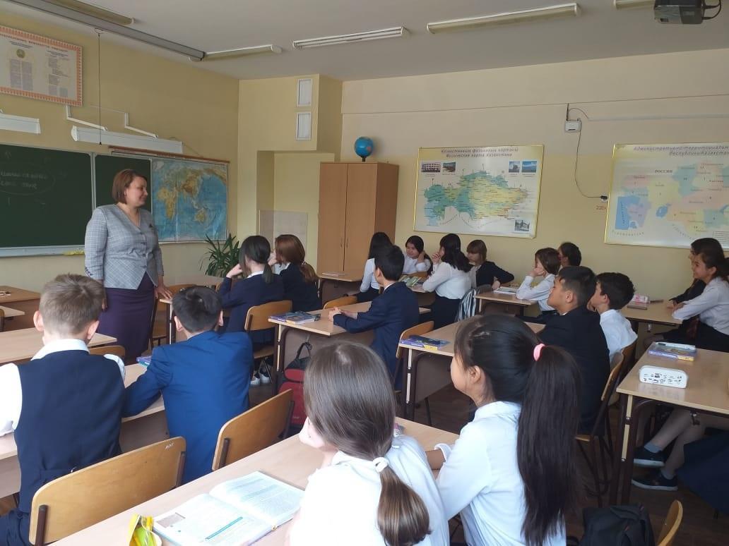 Тренинг с учениками психолог школы Динара Батырхановна/ Мектеп оқушыларымен тренинг жүргізген мектеп психологы Динара Батырханқызы