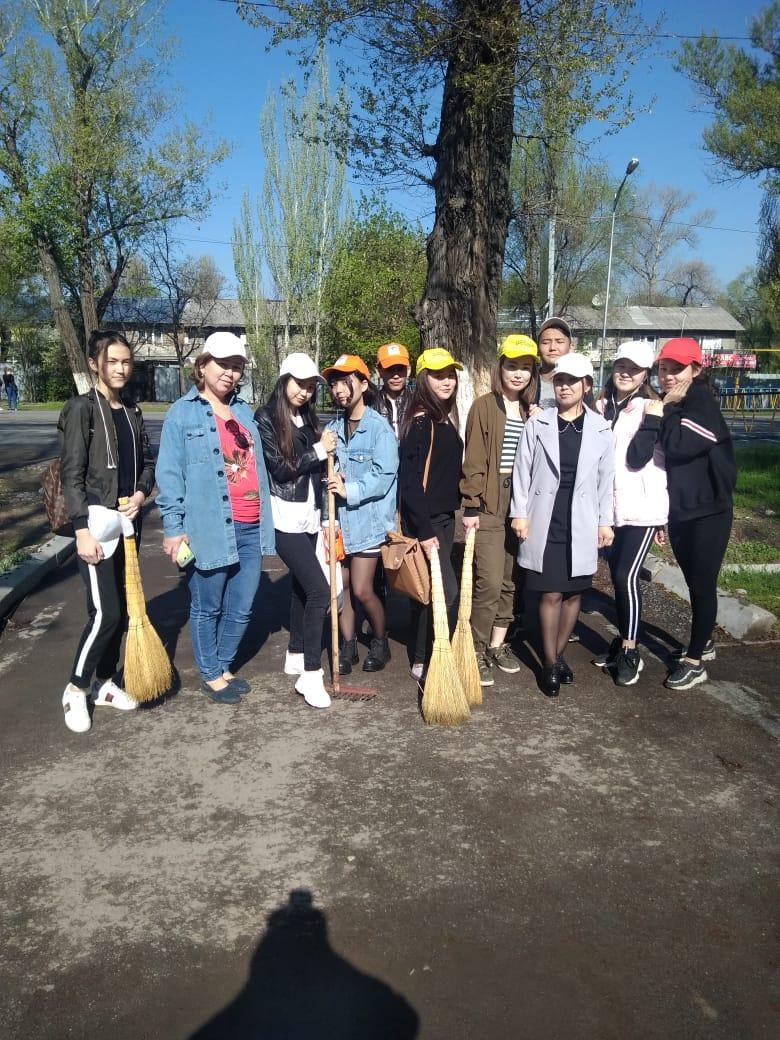Мектебімізде қалалық сенбілік өткізілді. Жоғарғы сынып оқушылары мен ұстаздары белсене ат салысты./В нашей школе прошла общегородской субботник. Активное участие приняли старшеклассники и учителя.