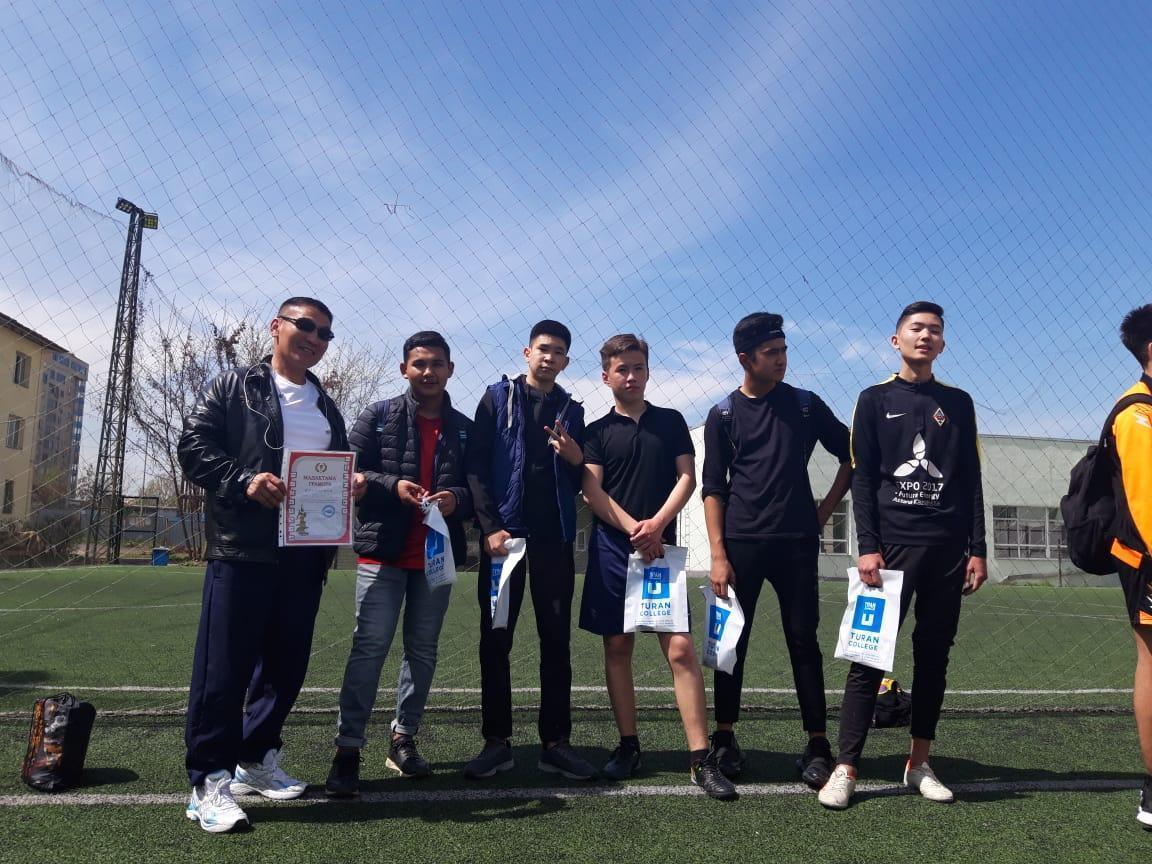 Мектебіміздің ұл, қыздарынан құралған футбол камандалары аудандық мини футболдан 3-орынға ие / Футбольные команды юношей и девушек нашей школы заняли 3-ое место.