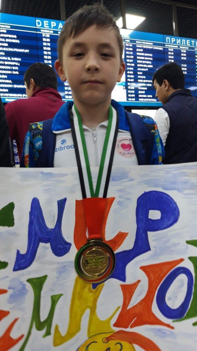 Мектебіміздің мақтаныштарын күтіп алу сәті./Моментп приветствовать гордость нашей школы..