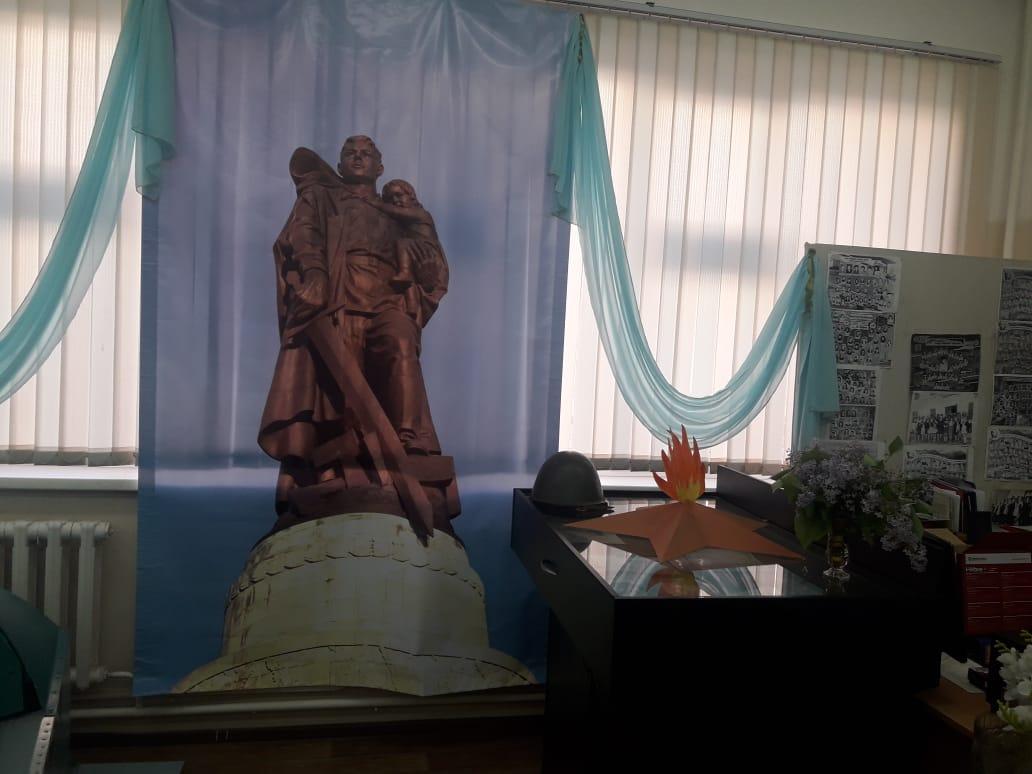 Подарок в музей нашей школы от 5 "Б" класса банер на 9 мая/9 мамырдағы банер сыныбының 5 "Б" бастап біздің мектеп мұражайына сыйлық