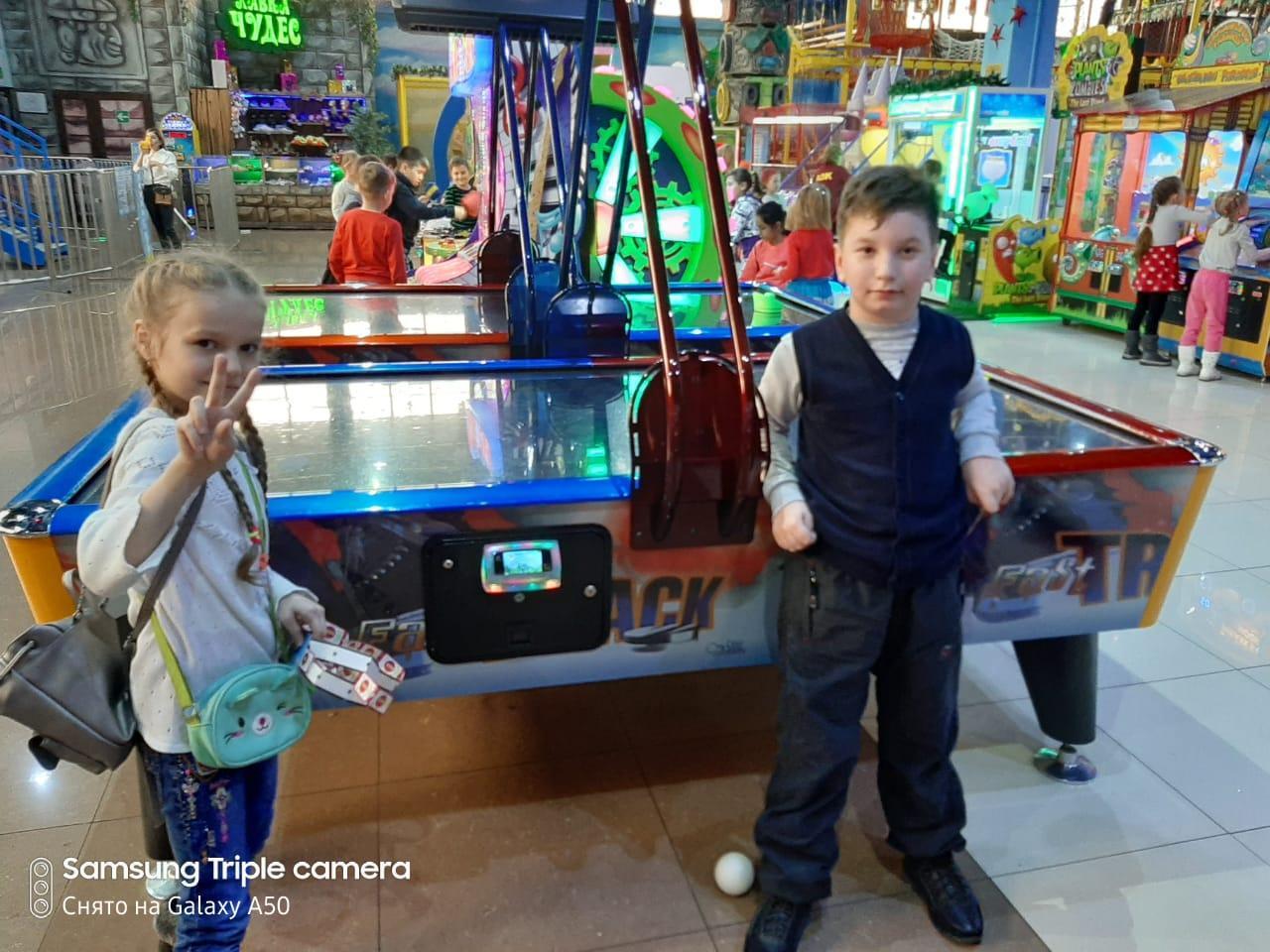 Ойын-сауық орталықтары мен кинотеатрларға бару./Посещение  развлекательных игровых центров и кинотеатров.