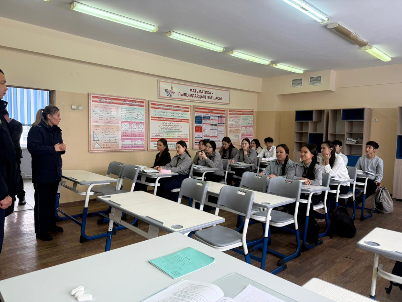 Әнгіме "Оқушыларға арналған ережелер — мектеп өмірінің заңы"/Беседа «Правила для учащихся — закон школьной жизни».